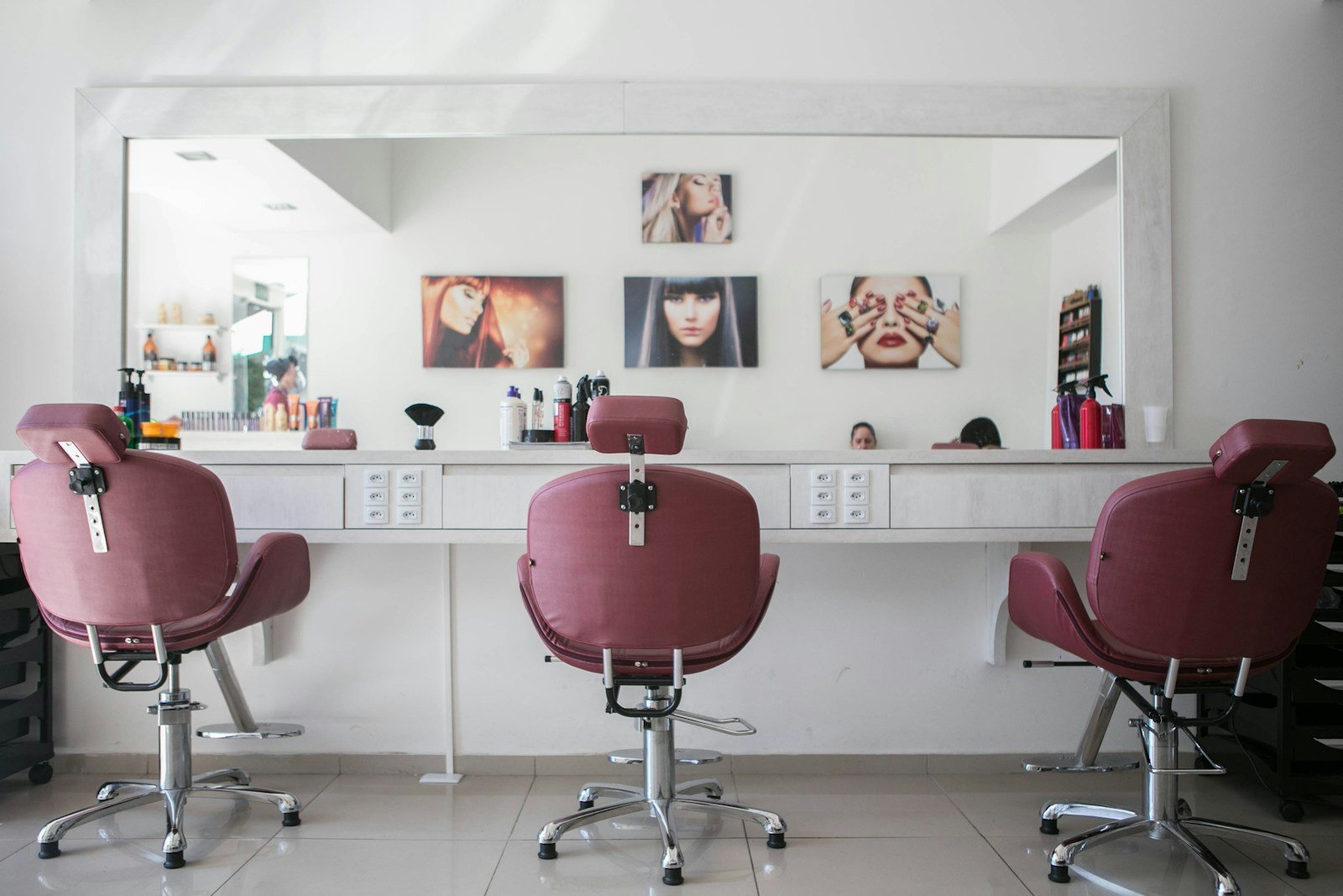 Fauteuils poudrés dans un salon de coiffure